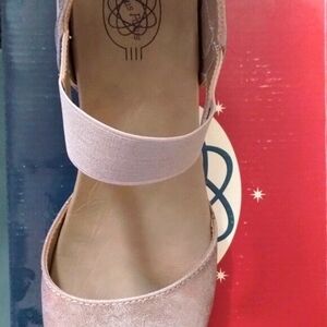 Hocus Pocus Strappy Wedge Heel Gold Fantasy World Size 8.5